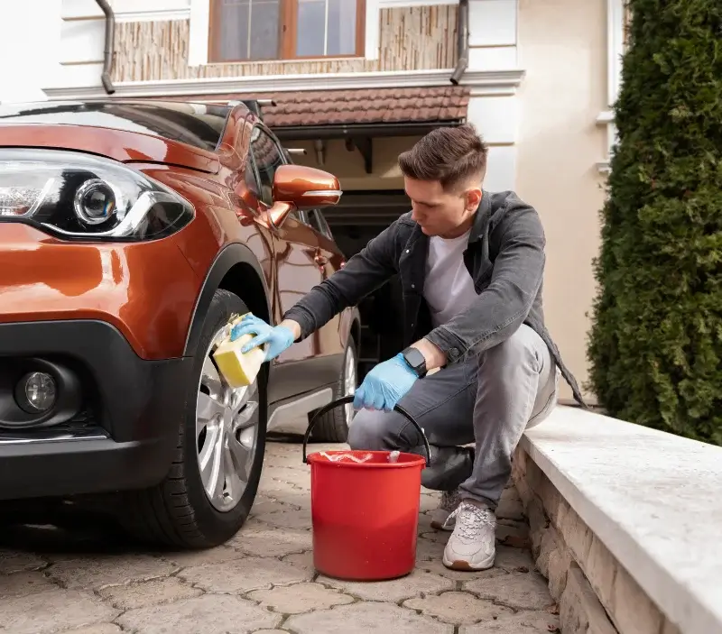 Lavage auto à domicile Lempdes-sur-Allagnon : professionnel intervenant sur un véhicule